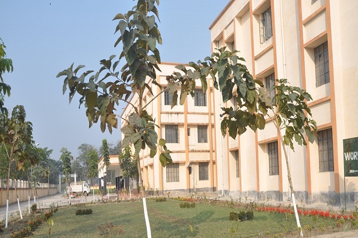 https://cache.careers360.mobi/media/colleges/social-media/media-gallery/17948/2019/3/2/Campus view of Government Polytechnic Katihar_Campus-view.JPG